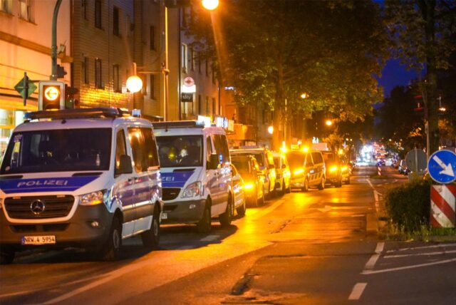 Polizeiwagen stehen im Rahmen einer Groß-Razzia gegen Clan-Kriminalität vor einem Lokal an der Herner Straße in Recklinghausen,