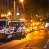 Polizeiwagen stehen im Rahmen einer Groß-Razzia gegen Clan-Kriminalität vor einem Lokal an der Herner Straße in Recklinghausen,