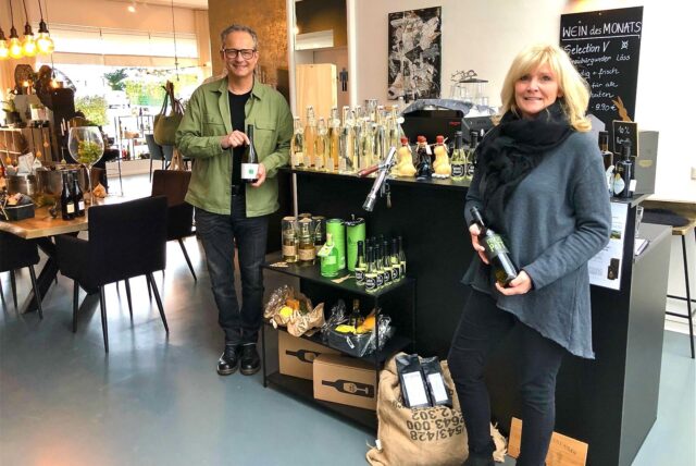Volker Stahlschmidt und seine Frau von Art of Wine in Dortmund beraten gerne zu Weinen und weiteren Produkten sowie zur Kunst.