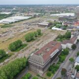 So sieht im Sommer 2024 das weitgehend freigeräumte HSP-Gelände von oben aus. Vorne: die ehemalige Hoesch-Zentrale an der Rheinischen Straße, die bis 2011 als Versorgungsamt genutzt wurde. Seitdem steht sie leer.