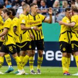 Die BVB-Spieler bejubeln einen Treffer.