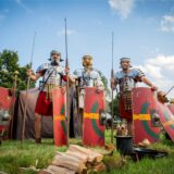 Drei Römer bauen sich mit Schilden und Speeren auf.