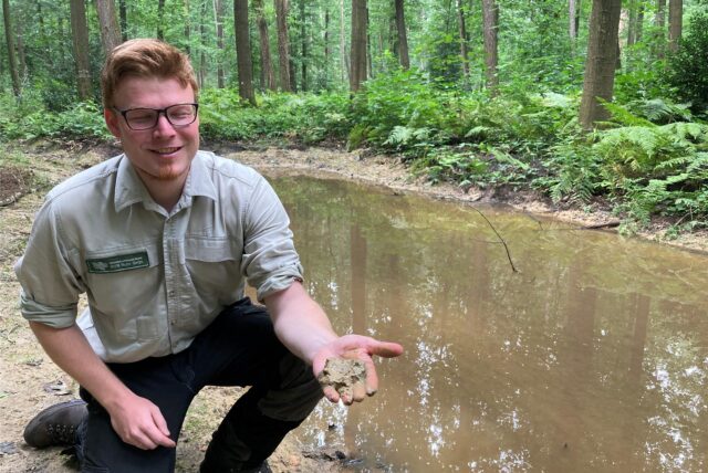 RVR-Revierförster Frederik Vollmer zeigt den frisch verbauten Lehm an einer neuen Blenke in der Haard in der Nähe der früheren Schachtanlage AV 6 in Marl.