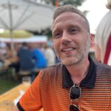 Das Familienfest 2024 in Frohlinde am Samstagabend: Tausende kamen, um auf dem Gemeindegelände an der Schutzengelkirche zu feiern. Wir sprachen über das Fest mit Jens Sinnebrink, Vorstand der Kolpingsfamilie.