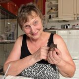 Mechthild Trippe aus Castrop-Rauxel versorgt viele kleine Eichhörnchen in ihrem Haus. Doch es gibt es ein Problem.