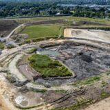 Die zuständige Baufirma ist aktuell fleißig mit den Aushubarbeiten beschäftigt, um das Loch für den künftigen See auf der Hillerheide in Recklinghausen zu schaffen.