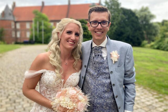 Das Brautpaar Chantal und Nils Eikelmann steht vor dem Hertener Schloss.