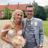 Das Brautpaar Chantal und Nils Eikelmann steht vor dem Hertener Schloss.