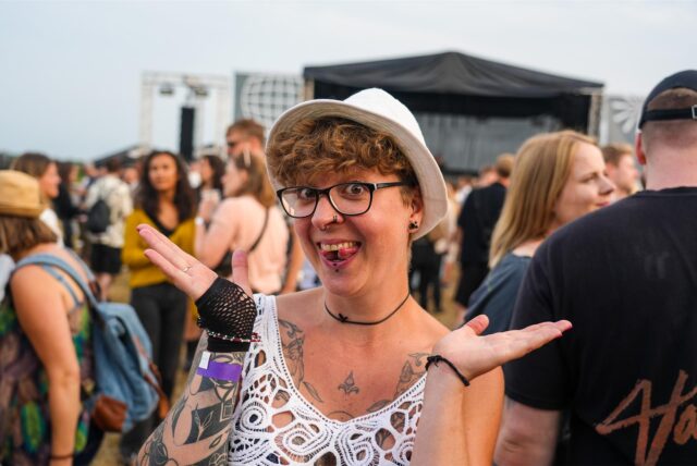 Hut gegen die Sonne, luftig-stylish gekleidet und gute Laune: Diese Raverin war bestens gerüstet für zwölf Stunden Tanz unterm Windrad.