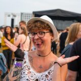 Hut gegen die Sonne, luftig-stylish gekleidet und gute Laune: Diese Raverin war bestens gerüstet für zwölf Stunden Tanz unterm Windrad.
