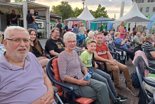 Egon und Christiane Walberg sowie Max Walter und Guido Walter beim Hertener Sommerkino.