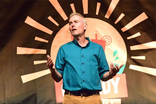Comedian Johann König steht beim Strand Comedy Festival in Haltern auf der Bühne.