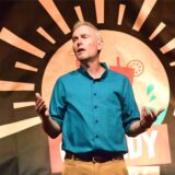 Comedian Johann König steht beim Strand Comedy Festival in Haltern auf der Bühne.