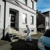 Ein Kriminalbeamter geht in das Haus in Dortmund-Kirchlinde, in dem Anna A. ihr Baby getötet hatte.