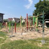Ein Bauzaun riegelt ein Spielgerät auf dem Spielplatz an der Spichernstraße in Herten-Süd an. Am Fundament müssen offensichtlich noch Arbeiten erfolgen.