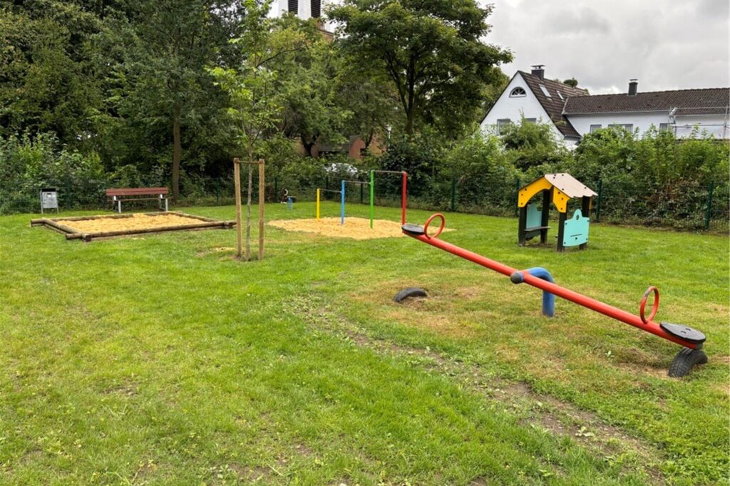 Spielgeräte auf einem Spielplatz Spielgeräte auf einem Spielplatz