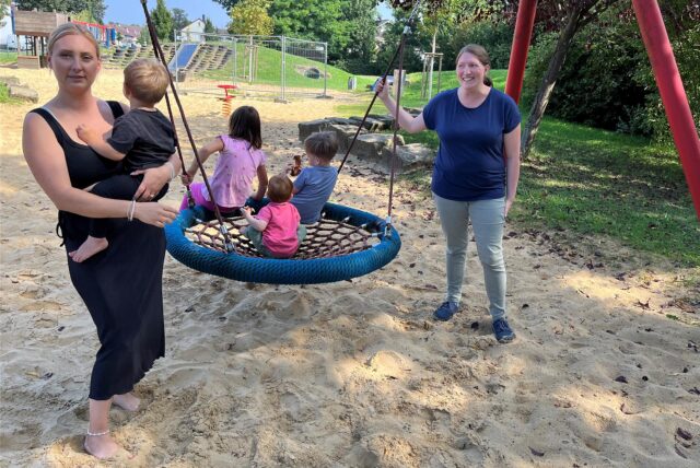 Nina Fritz und Monja Walther (r.) mit ihren Kindern an der Netzschaukel auf dem Spielplatz in den Aapwiesen.