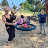 Nina Fritz und Monja Walther (r.) mit ihren Kindern an der Netzschaukel auf dem Spielplatz in den Aapwiesen.