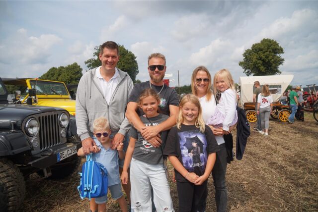 Familie auf Oldtimertreffen