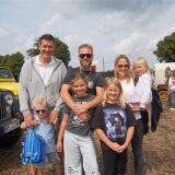 Familie auf Oldtimertreffen