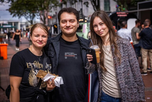 Drei Gäste beim Street Food Beach Festival in Dortmund