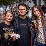 Drei Gäste beim Street Food Beach Festival in Dortmund