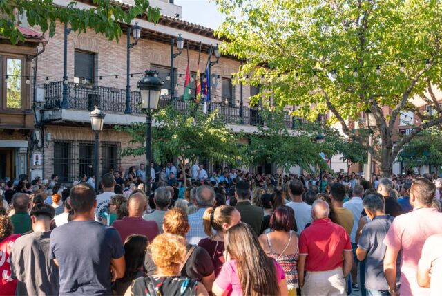 Zahlreiche Menschen nehmen vor dem Rathaus an einer Schweigeminute nach der Ermordung eines Elfjährigen teil. Ein unbekannter Maskierter hatte den Jungen in der Kleinstadt bei Toledo auf einem Fußballplatz erstochen.
