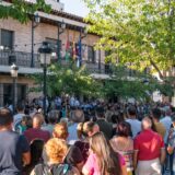 Zahlreiche Menschen nehmen vor dem Rathaus an einer Schweigeminute nach der Ermordung eines Elfjährigen teil. Ein unbekannter Maskierter hatte den Jungen in der Kleinstadt bei Toledo auf einem Fußballplatz erstochen.