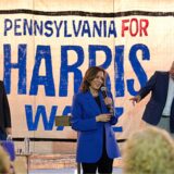 Kamala Harris (M), US-Vizepräsidentin und Präsidentschaftskandidatin der Demokraten, spricht zwischen ihrem Mann Doug Emhoff (l), sowie Vizepräsidentschaftskandidat Tim Walz (2.v.r) und seiner Frau Gwen Walz (r) auf einer Wahlkampfveranstaltung.