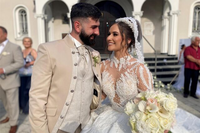 Evangelina Ragkou und Lazatis Kosmiadis schauen sich nach ihrer Trauung verliebt an.