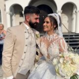 Evangelina Ragkou und Lazatis Kosmiadis schauen sich nach ihrer Trauung verliebt an.