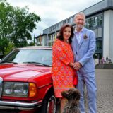 Eva-Maria Klein und Jürgen Vogt nach der standesamtlichen Trauung auf dem Rathausplatz in Recklinghausen