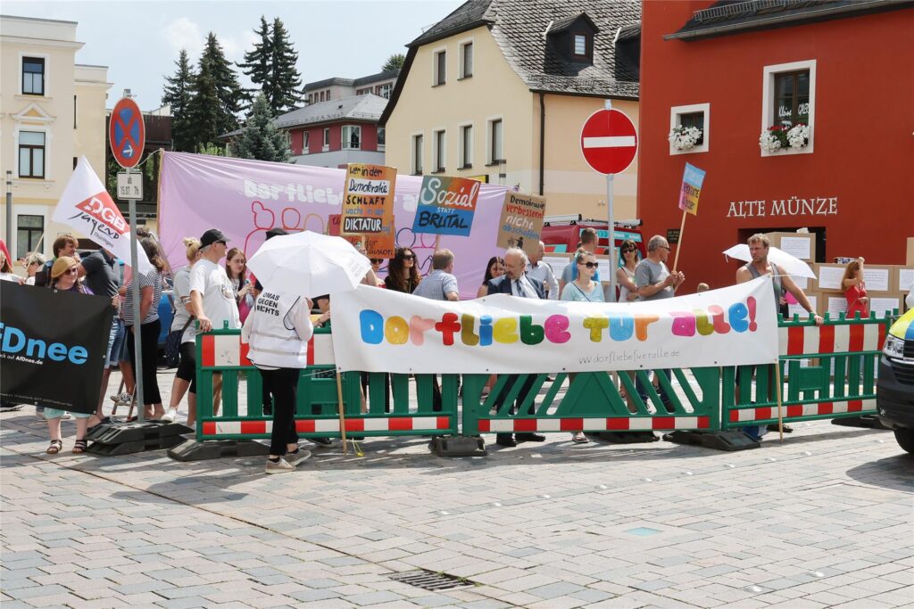 Demonstranten protestieren gegen das Sommerfest der AfD Thüringen.