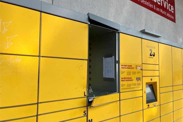 Die Spuren an der Packstation nach der Befreiungs-Aktion der Feuerwehr Dortmund.