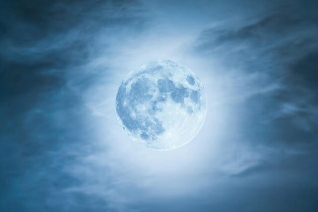 Blauer Supermond am Nachthimmel