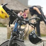 Helme hängen an einem Fahrrad, das auf dem Brocken steht.