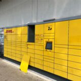 Eine abgetrennte Tür steht vor der Packstation von DHL in Dortmund-Derne, in der ein Junge eingesperrt worden war.
