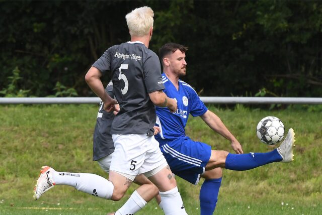 Der VfB Habinghorst (blaue Trikots) traf am zweiten Spieltag im Derby auf die SF Habinghorst/Dingen.