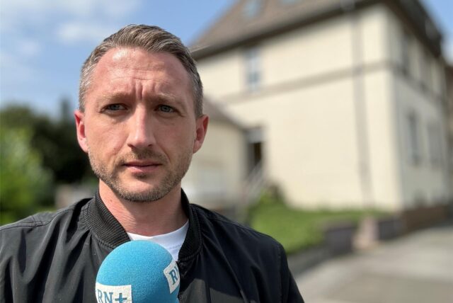 RN-Reporter Philipp Pohl steht vor einem Haus in Dortmund-Marten.