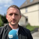 RN-Reporter Philipp Pohl steht vor einem Haus in Dortmund-Marten.