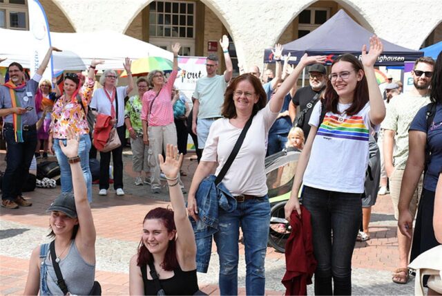 Menschen in Haltern feiern beim CSD.