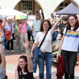 Menschen in Haltern feiern beim CSD.