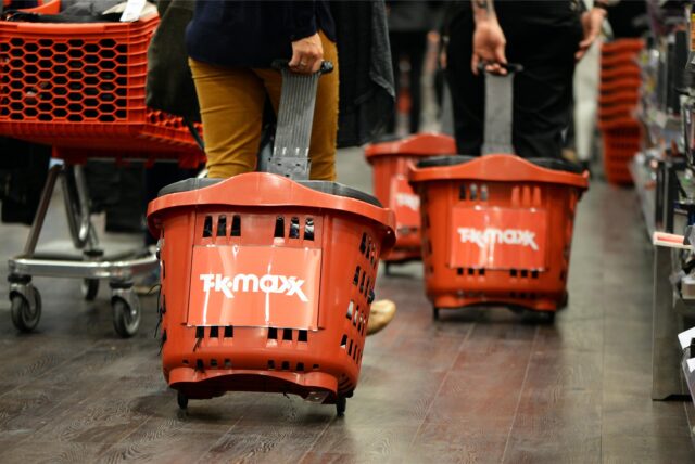 Kunden ziehen in einer Filiale der Kaufhauskette TK Maxx Einkaufskörbe hinter sich her.