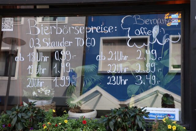 Ein Fenster mit einer weißen Schrift