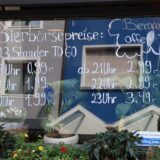 Ein Fenster mit einer weißen Schrift