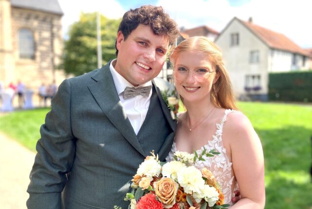 Franziska und Matthias Weiß stehen vor der St. Martinus-Kirche.