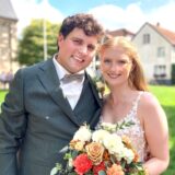 Franziska und Matthias Weiß stehen vor der St. Martinus-Kirche.