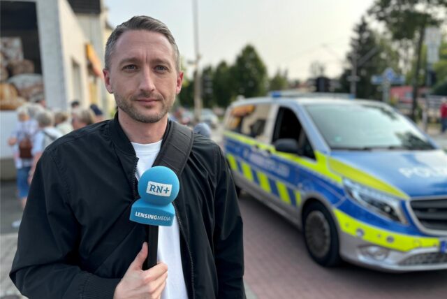 Menschen versammeln sich in Dortmund-Brechten wegen einer Demonstration.