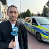 Menschen versammeln sich in Dortmund-Brechten wegen einer Demonstration.
