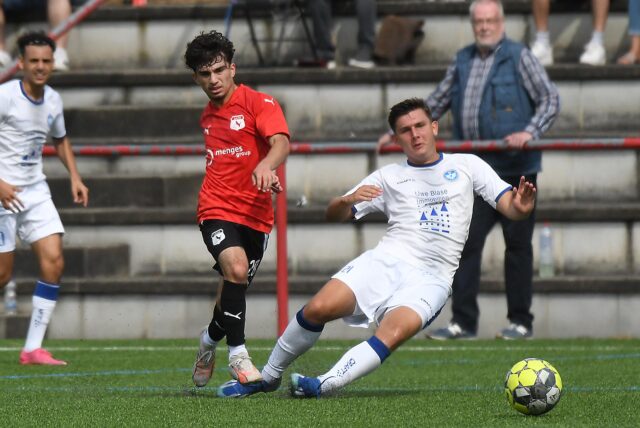 Der FC Castrop-Rauxel (weiße Trikots) verspielte eine Führung in der Nachspielzeit gegen Westfalia Huckarde.